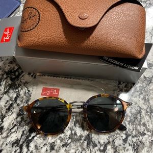 Round Fleck Ray Bans